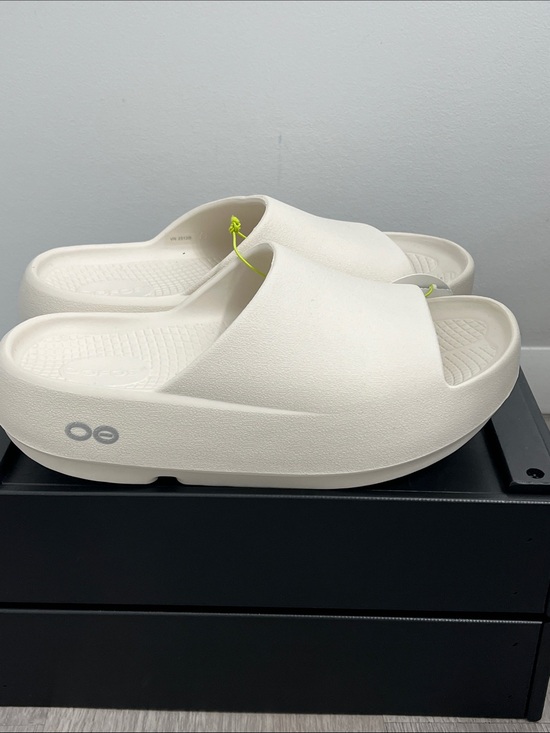 OOFOS Shoes - Oofos Ooahh plus + chalk slides sandals women’s size 8 men’s size 6 new